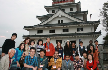 Group photo taken in front of a castle.