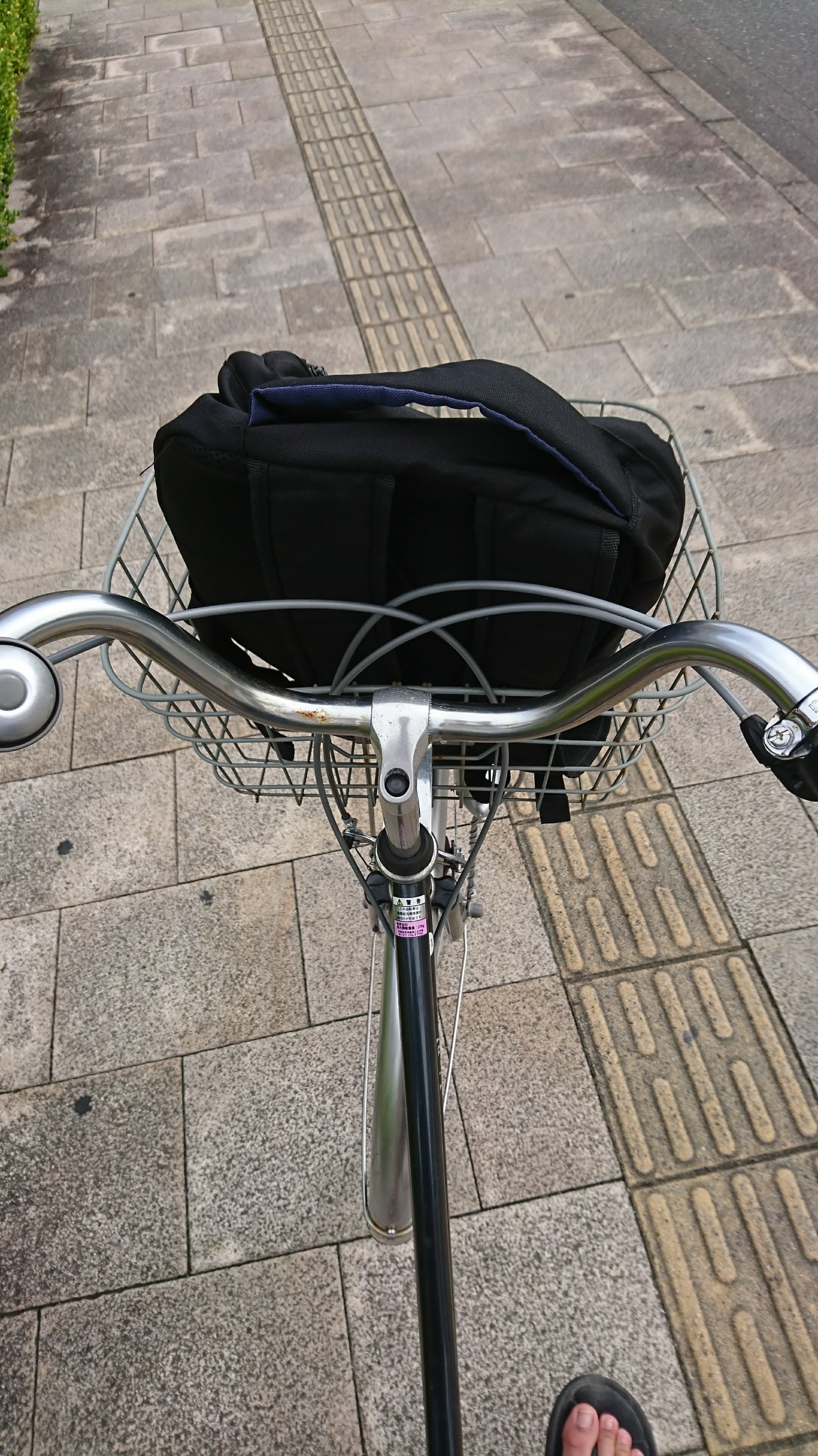 自転車に乗ったまま波多江駅で友達を持っている。