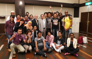 Group photo of former international students with locals from Iizuka.