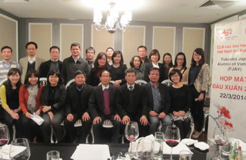 Group photo of former international students at the end of a party.