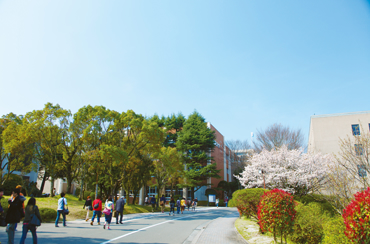 近畿大学の敷地内を行き来する学生の写真