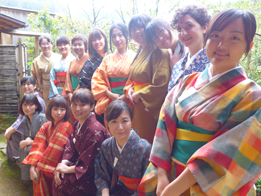 留学生が日本の若者と和服を着て並んでいる様子
