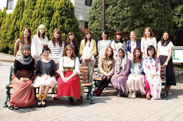 複数の女性留学生と日本の女学生が笑顔で写っている集合写真