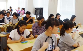 Mahasiswa yang berpartisipasi di acara pengenalan universitas