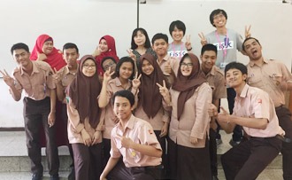 Foto senyuman siswa SMU di Indonesia
